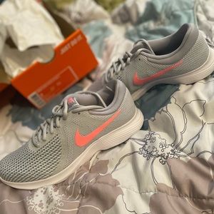 womens nike revolution 4